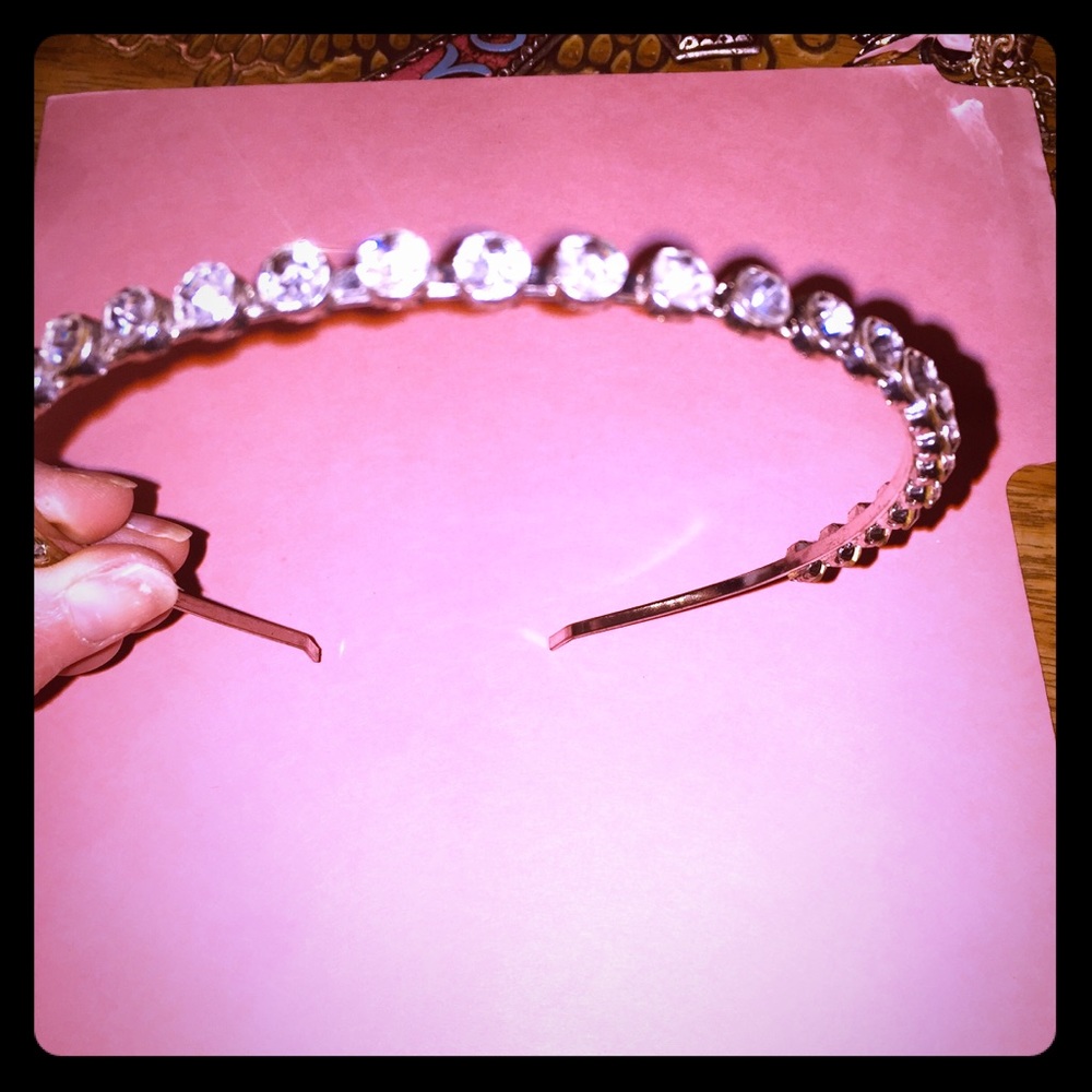 Reinstone hand band in silver, very!and pretty.